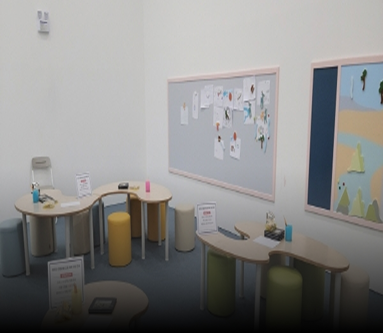 여러 책상과 의자가 놓여있는 교실