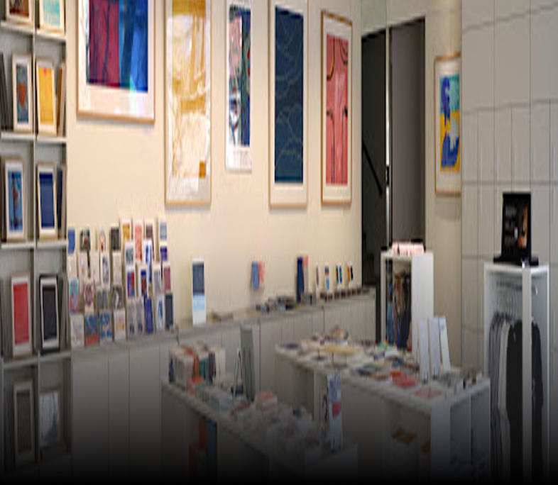 수많은 전시품 놓여있는 실내 모습